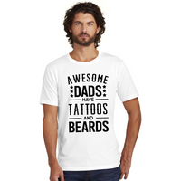 Les papas géniaux ont des tatouages ​​et des barbes - T-shirt pour hommes